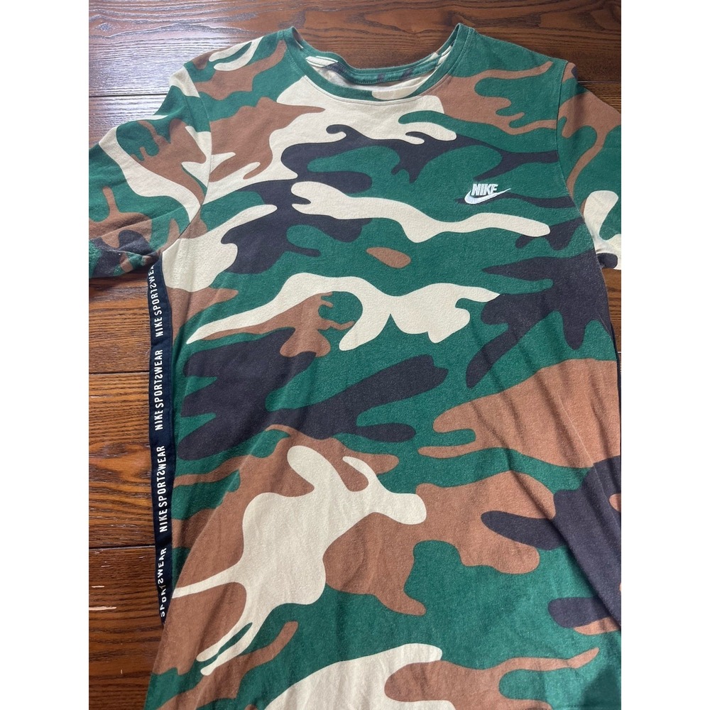 Nike Sportswear Camo T-Shirt Men's Medium Green Brown Logo The Nike Tee EUC